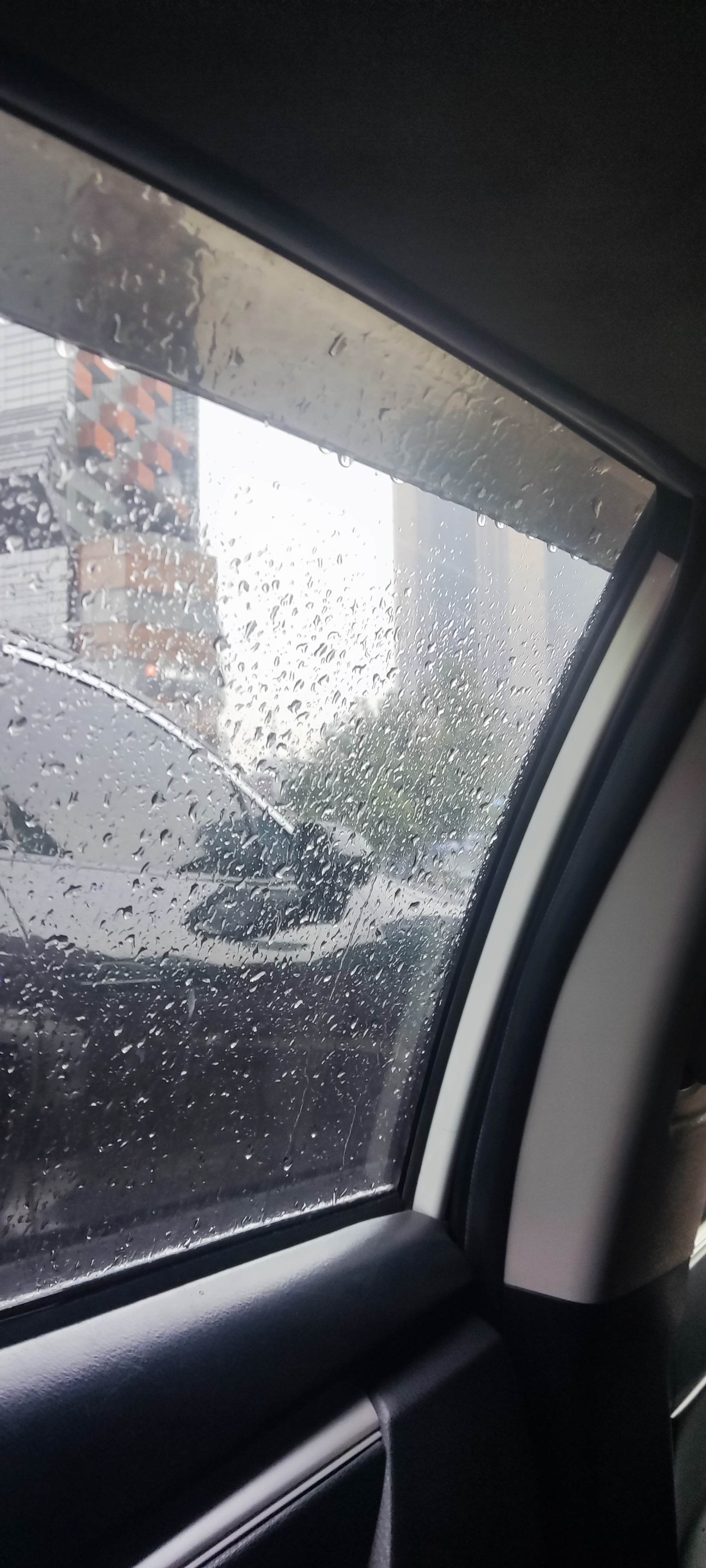 外边在下雨